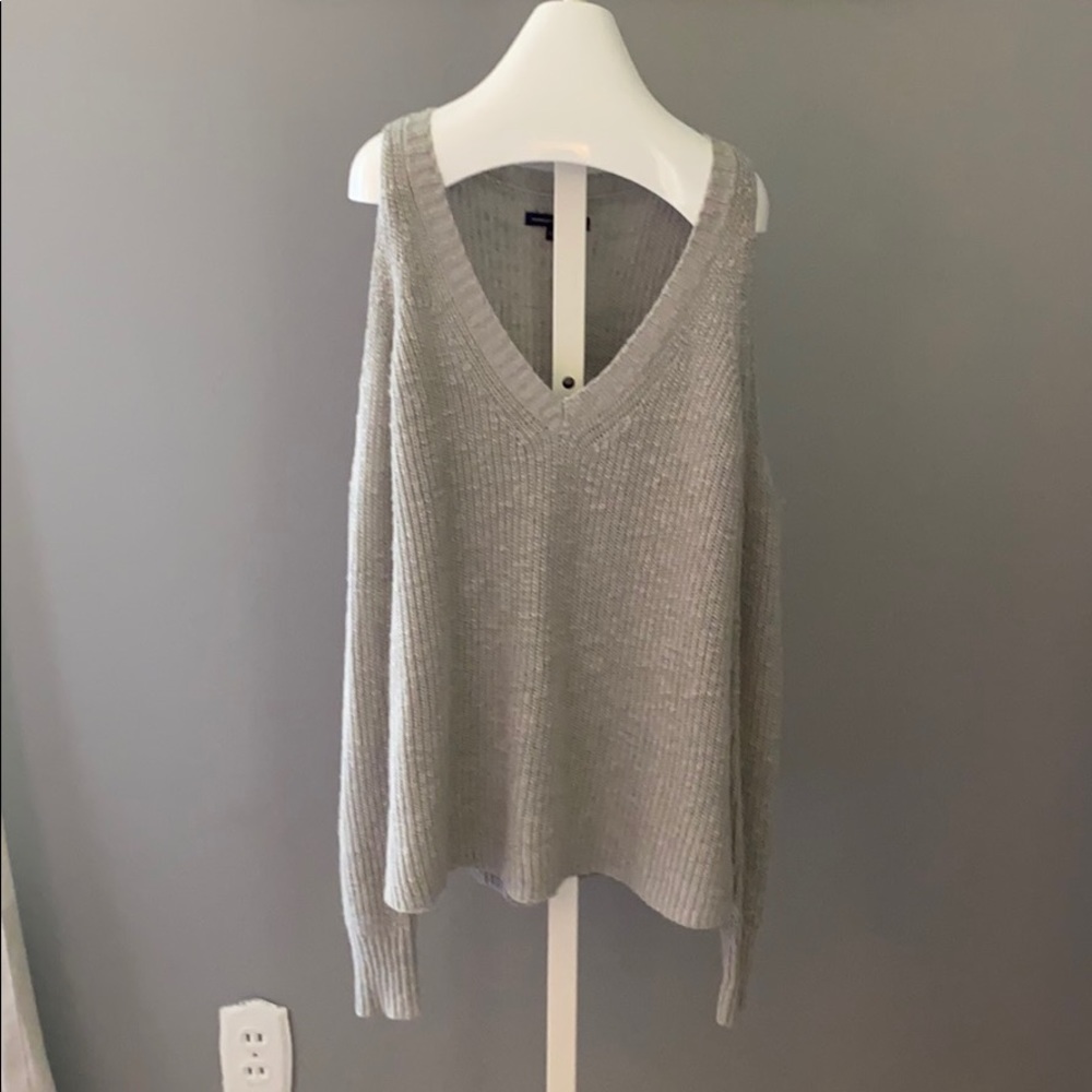 Shoulderless sweater